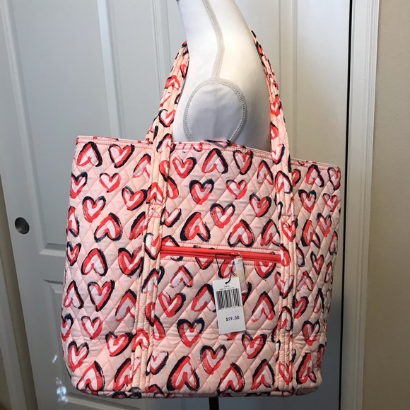 Vera Bradley Handbags - NWT 🛍 Vera Bradley hearts in pink large tote bag